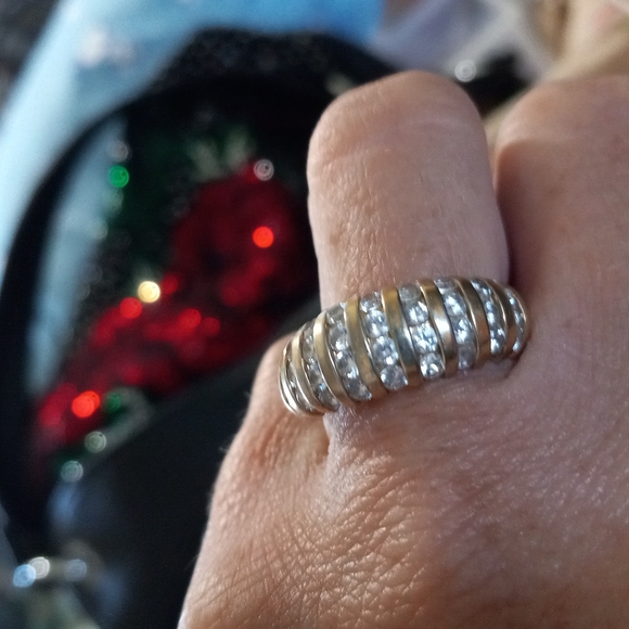 Gold ring with rows of white stones size 8 - Picture 2 of 3